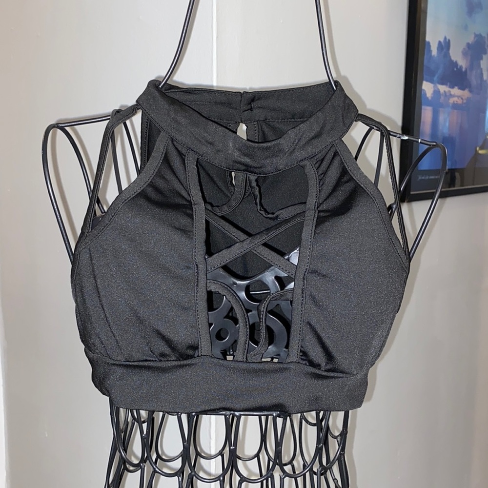 PEEK A BOO CROP TOP BLACK SMALL